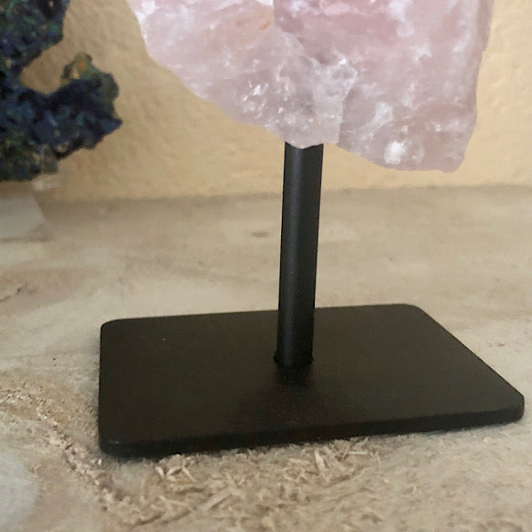 RozeKwarts rozenkwarts Ruw Stuk Met Punt op Standaard Nr2 mineralen kunst