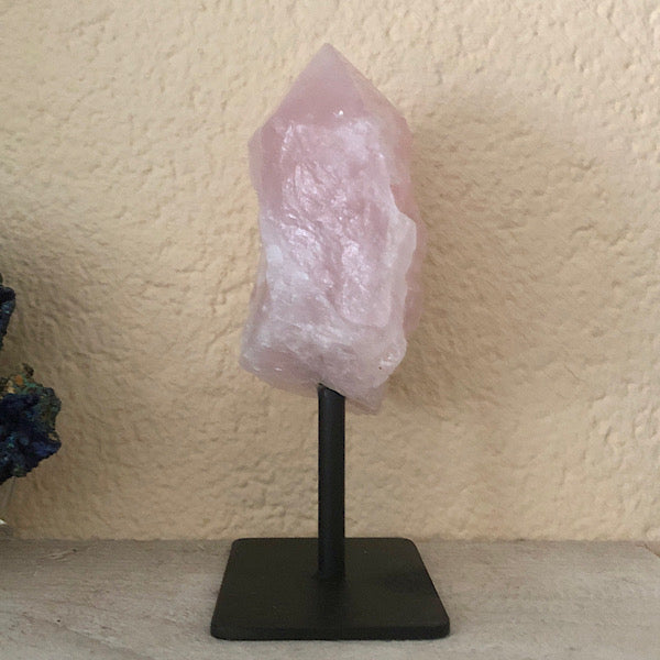 RozeKwarts rozenkwarts Ruw Stuk Met Punt op Standaard Nr2 mineralen kunst