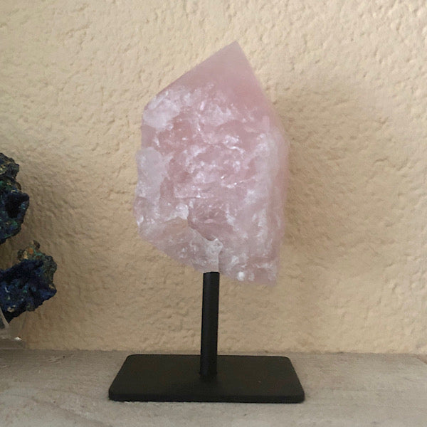 RozeKwarts rozenkwarts Ruw Stuk Met Punt op Standaard Nr2 mineralen kunst