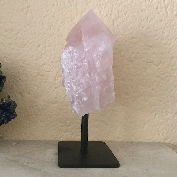 RozeKwarts rozenkwarts Ruw Stuk Met Punt op Standaard Nr2 mineralen kunst