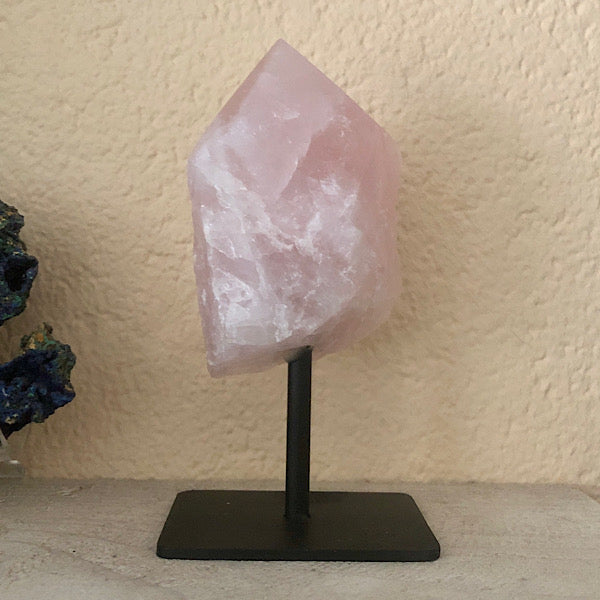 RozeKwarts rozenkwarts Ruw Stuk Met Punt op Standaard Nr2 mineralen kunst