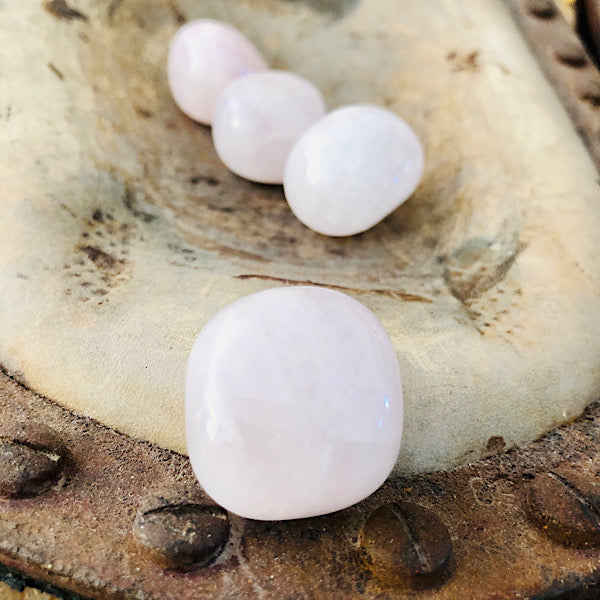 Rozekwarts of RozenKwarts Ronde trommelsteen mineralen edelstenen