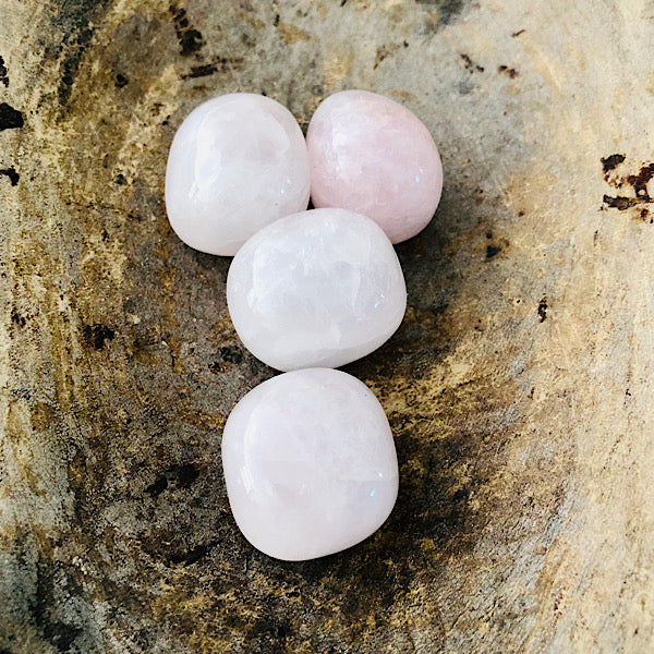 Rozekwarts of RozenKwarts Ronde trommelsteen mineralen edelstenen