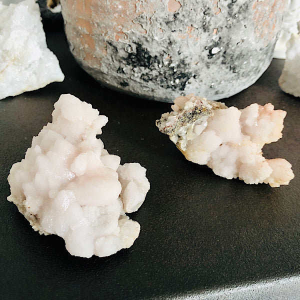 RozenKwarts of RozeKwarts Gekristalliseerd Ruw Stukje Nr1 en nr2 mineralen