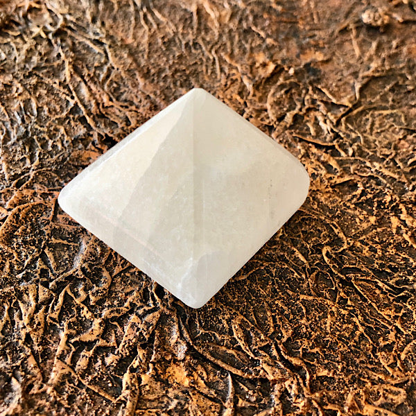 Seleniet of Satijnspaat Piramide engelen mineralen