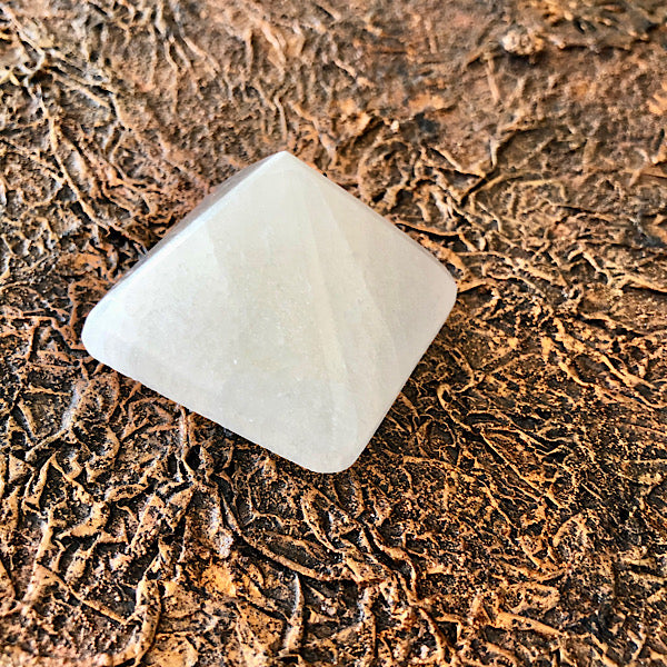 Seleniet of Satijnspaat Piramide engelen mineralen