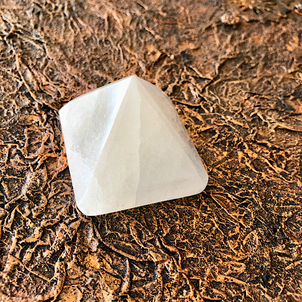 Seleniet of Satijnspaat Piramide engelen mineralen