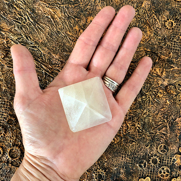 Seleniet of Satijnspaat Piramide engelen mineralen