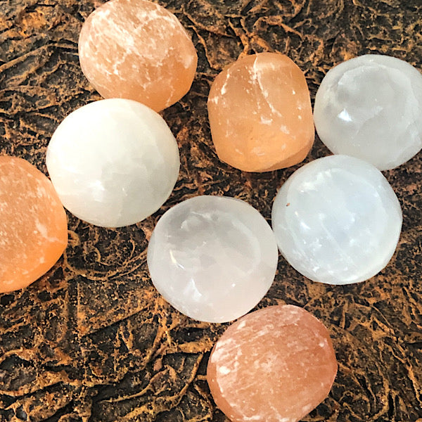 Seleniet wit en oranje setje mineralen trommelsteen engelen steen kristallen