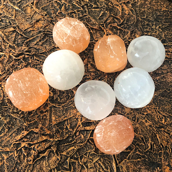 seleniet wit en oranje trommelsteen engelen steen edelstenenmineralenwinkel nieuwegein