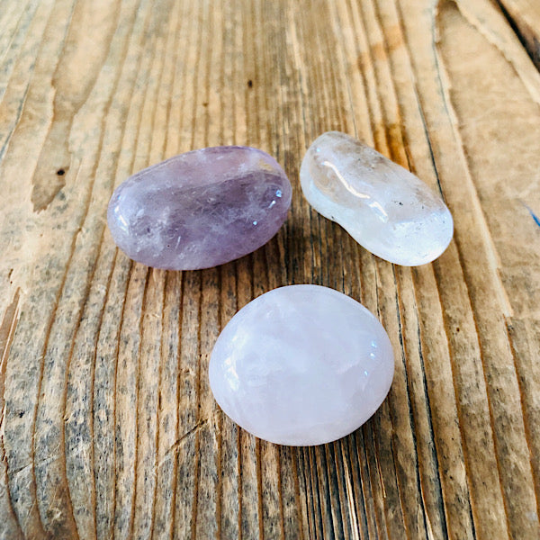 Setje Trommelstenen RozeKwarts Amethist en BergKristal gouden driehoek edelstenen mineralen kristallen