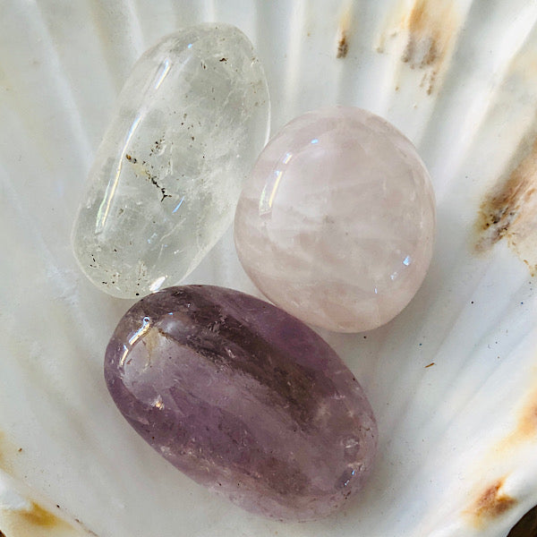 Setje Trommelstenen RozeKwarts Amethist en BergKristal gouden driehoek edelstenen mineralen kristallen