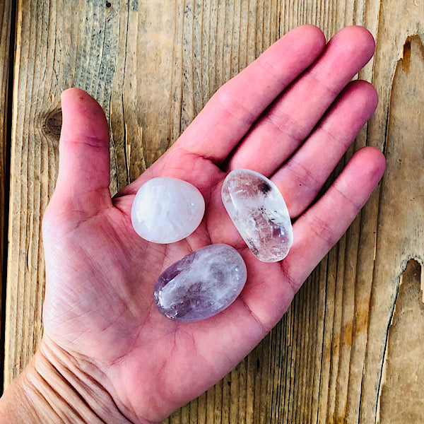 Setje Trommelstenen RozeKwarts Amethist en BergKristal gouden driehoek edelstenen mineralen kristallen