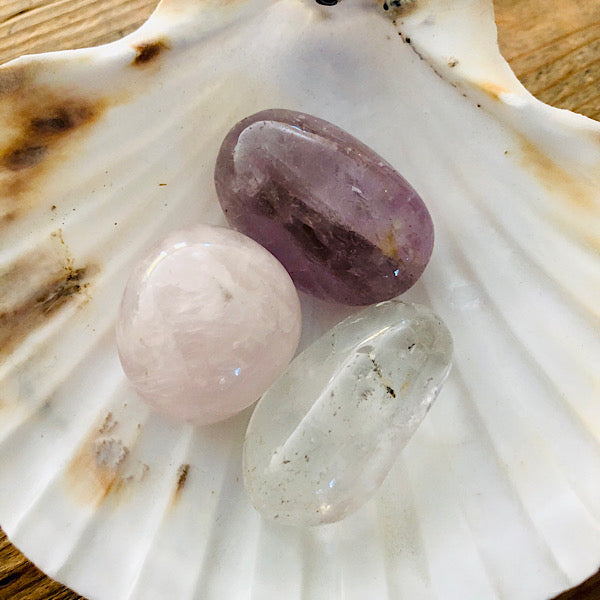 Setje Trommelstenen RozeKwarts Amethist en BergKristal gouden driehoek edelstenen mineralen kristallen
