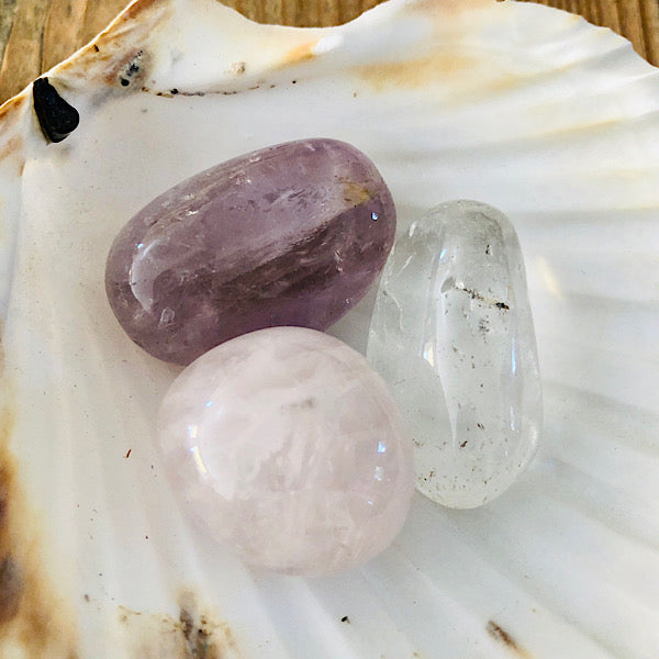 Setje Trommelstenen RozeKwarts Amethist en BergKristal gouden driehoek edelstenen mineralen kristallen