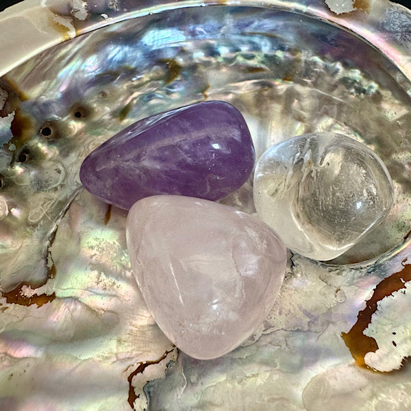 Setje Trommelstenen RozeKwarts Amethist en BergKristal gouden driehoek 3