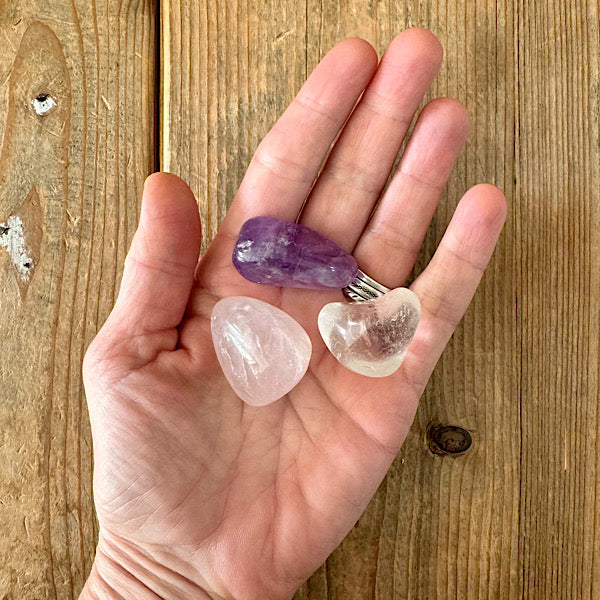 Setje Trommelstenen RozeKwarts Amethist en BergKristal gouden driehoek 3