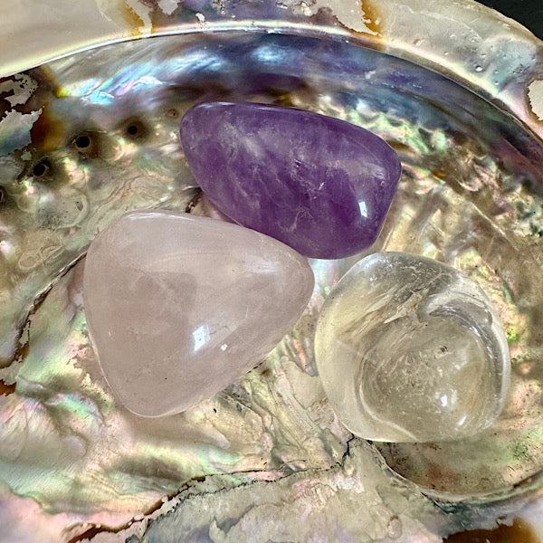 Setje Trommelstenen RozeKwarts Amethist en BergKristal gouden driehoek 3