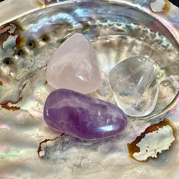 Setje Trommelstenen RozeKwarts Amethist en BergKristal gouden driehoek 3