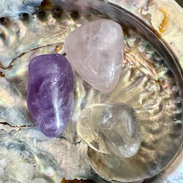 Setje Trommelstenen RozeKwarts Amethist en BergKristal gouden driehoek 3