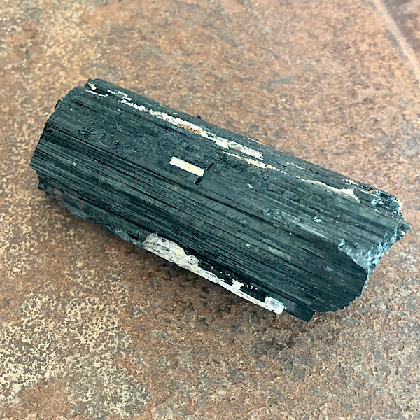 Toermalijn of Schörl Ruw Stuk nr2 zwart mineralen kristallen