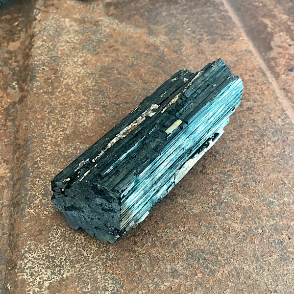 Toermalijn of Schörl Ruw Stuk nr2 zwart mineralen kristallen