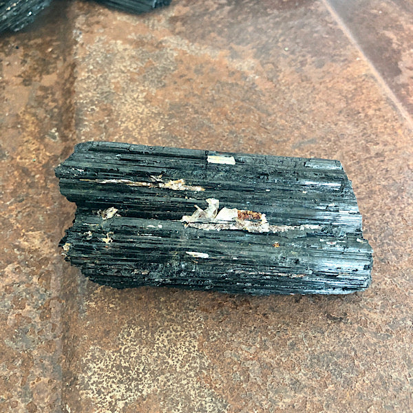 Toermalijn of Schörl Ruw Stuk nr2 zwart mineralen kristallen