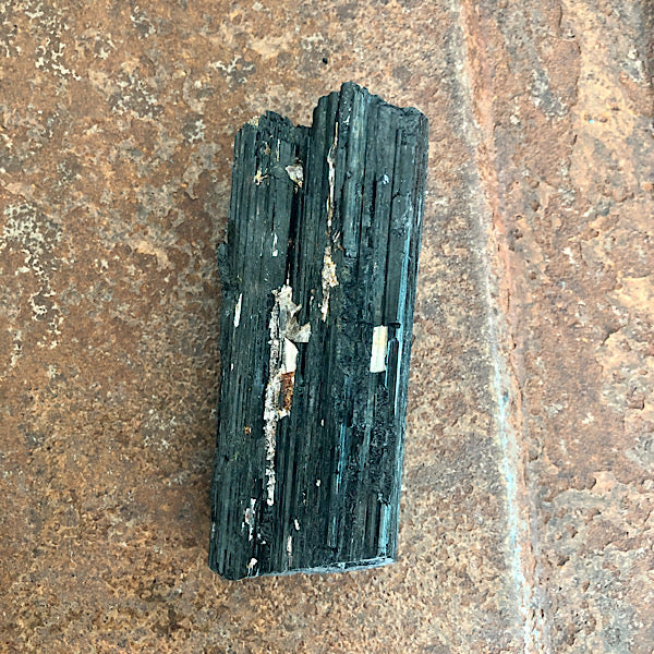 Toermalijn of Schörl Ruw Stuk nr2 zwart mineralen kristallen