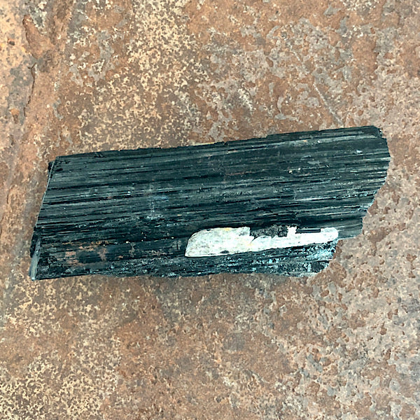 Toermalijn of Schörl Ruw Stuk nr2 zwart mineralen kristallen