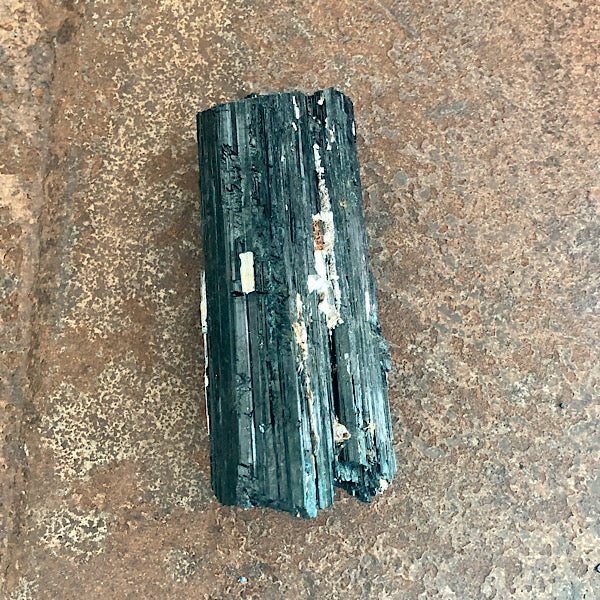 Toermalijn of Schörl Ruw Stuk nr2 zwart mineralen kristallen