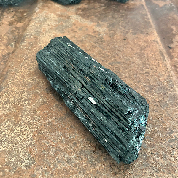 Toermalijn of Schörl Ruw Stuk nr3 zwart mineralen kristallen