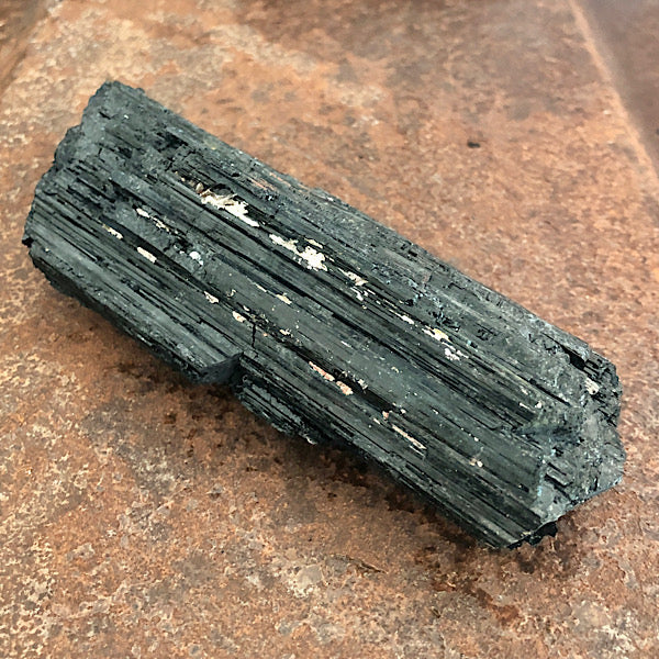 Toermalijn of Schörl Ruw Stuk nr3 zwart mineralen kristallen