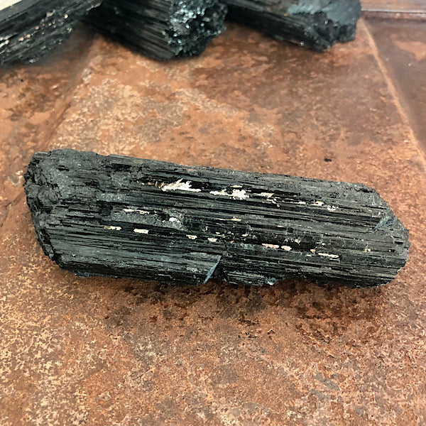 Toermalijn of Schörl Ruw Stuk nr3 zwart mineralen kristallen