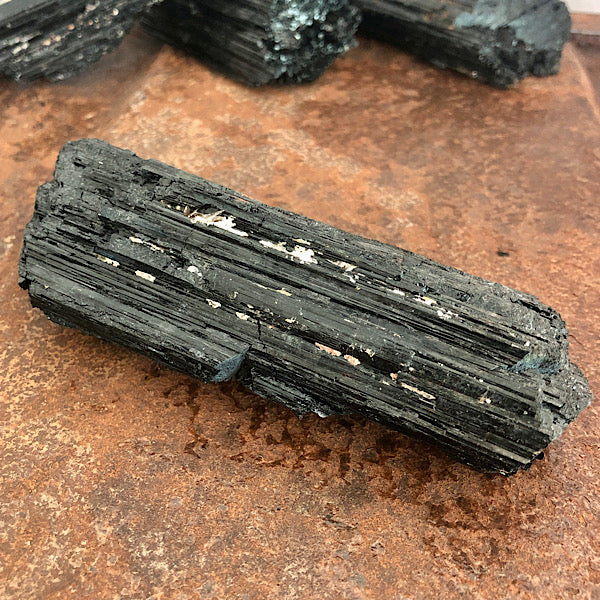 Toermalijn of Schörl Ruw Stuk nr3 zwart mineralen kristallen