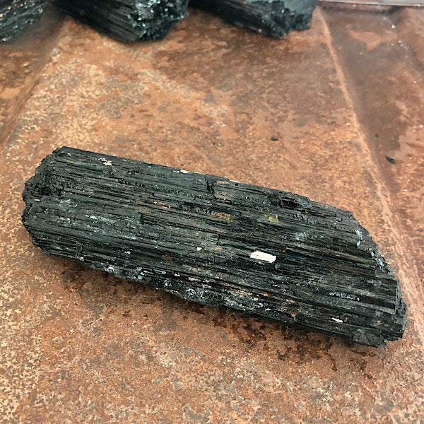 Toermalijn of Schörl Ruw Stuk nr3 zwart mineralen kristallen