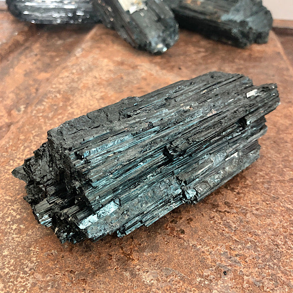 Toermalijn of Schörl Ruw Stuk nr4 mineralen zwart kristallen