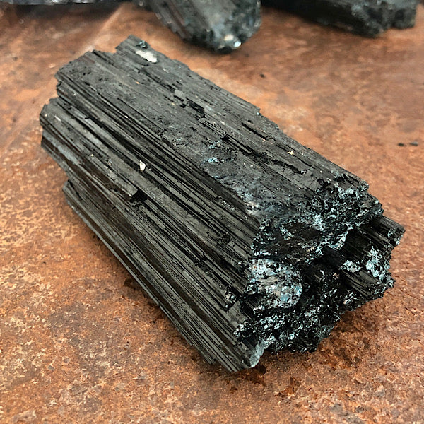 Toermalijn of Schörl Ruw Stuk nr4 mineralen zwart kristallen