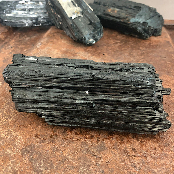 Toermalijn of Schörl Ruw Stuk nr4 mineralen zwart kristallen