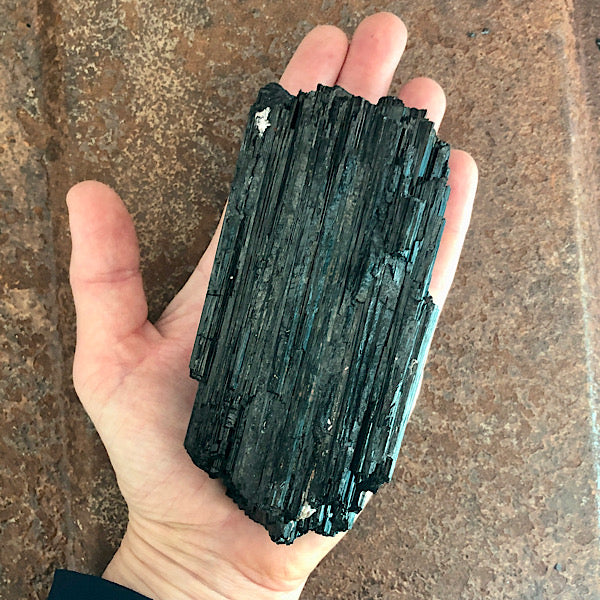 Toermalijn of Schörl Ruw Stuk nr4 mineralen zwart kristallen