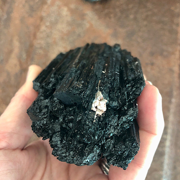 Toermalijn of Schörl Ruw Stuk nr4 mineralen zwart kristallen