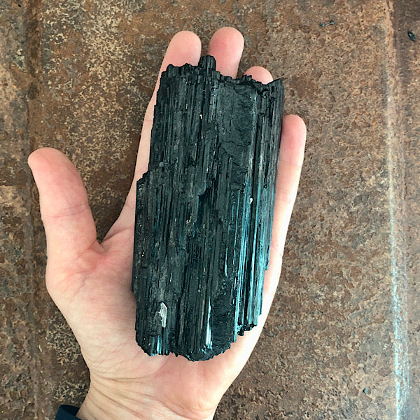 Toermalijn of Schörl Ruw Stuk nr4 mineralen zwart kristallen