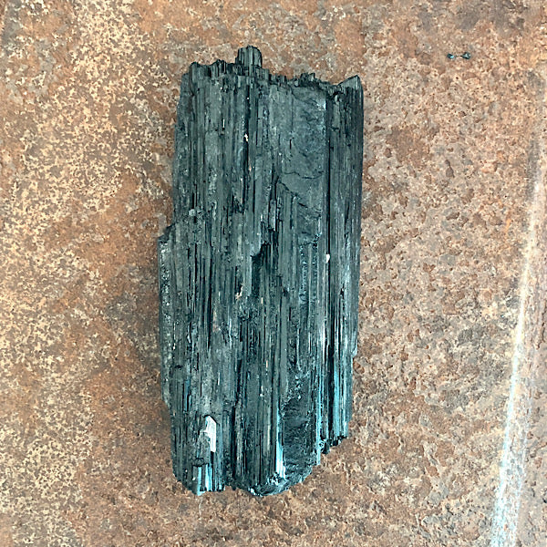 Toermalijn of Schörl Ruw Stuk nr4 mineralen zwart kristallen