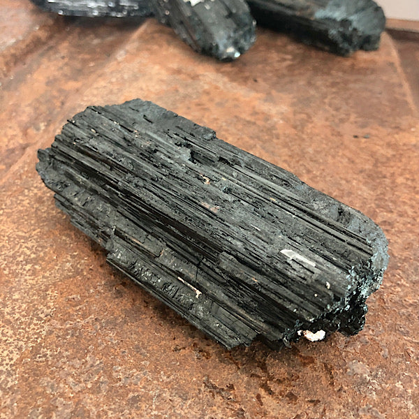 Toermalijn of Schörl Ruw Stuk nr4 mineralen zwart kristallen