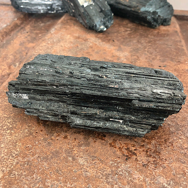 Toermalijn of Schörl Ruw Stuk nr4 mineralen zwart kristallen