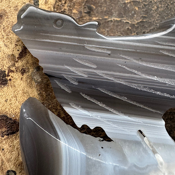 agaat druzy wolf huilen naar maan zwart standaard kristallen