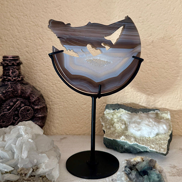 agaat druzy wolf huilen naar maan zwart standaard kristallen