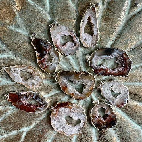 Agaat Hanger met Kristalletjes 3-4 cm – natuurlijke edelstenen hanger met bandenpatronen