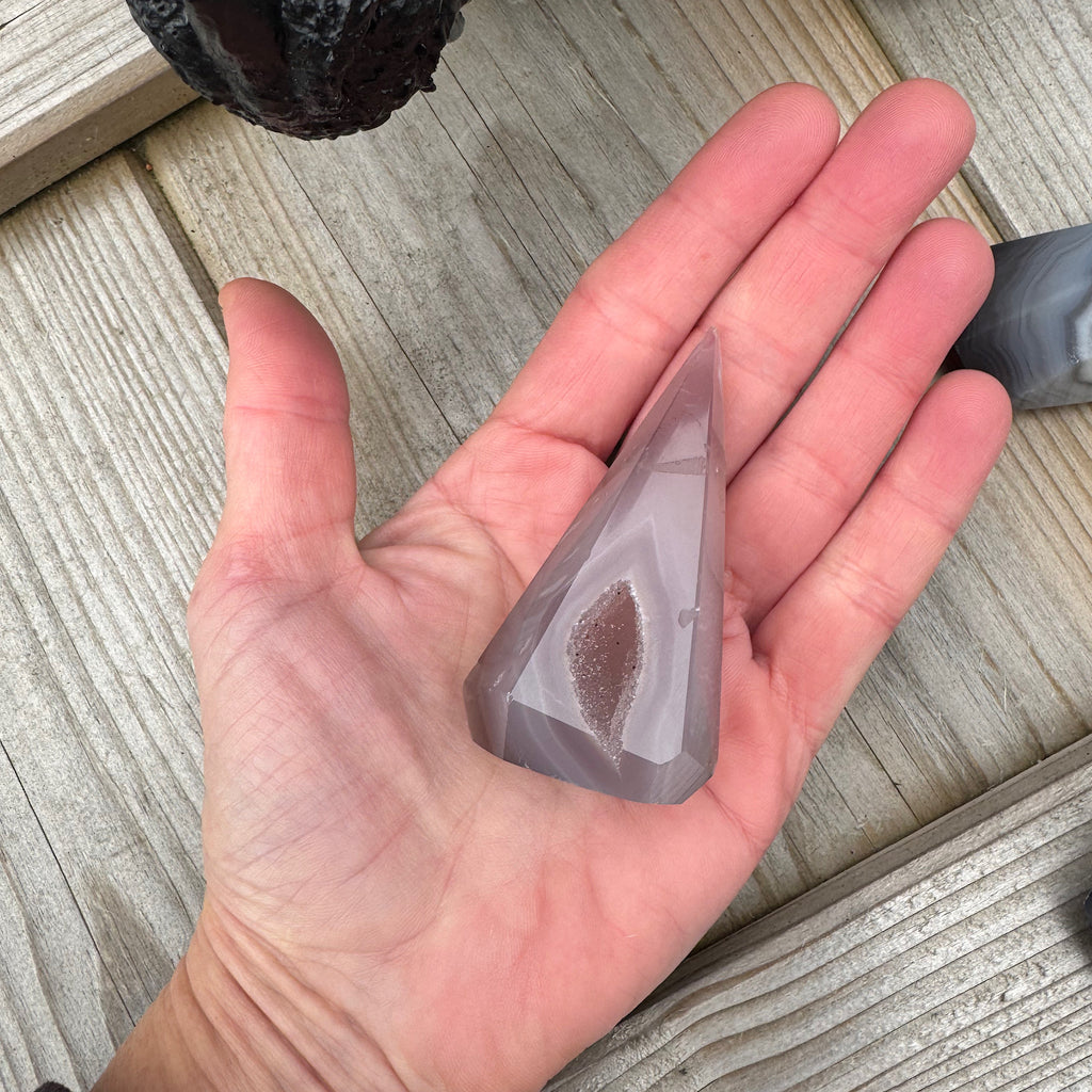 agaat druzy obelisk punt gepolijst in de hand