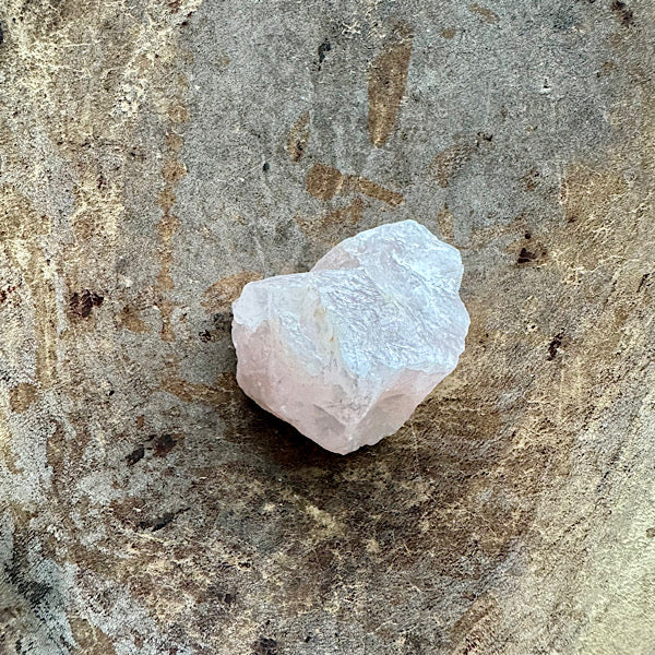 amethist bergkristal rozekwarts ruwe brokjes gouden driehoek kristallen edelstenen mineralen winkel