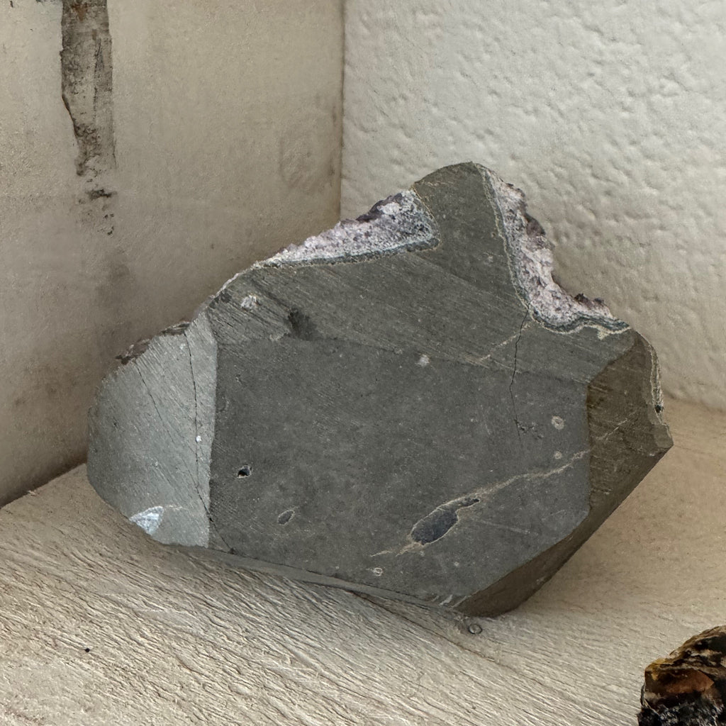 zijkant amethist in beton gegoten 